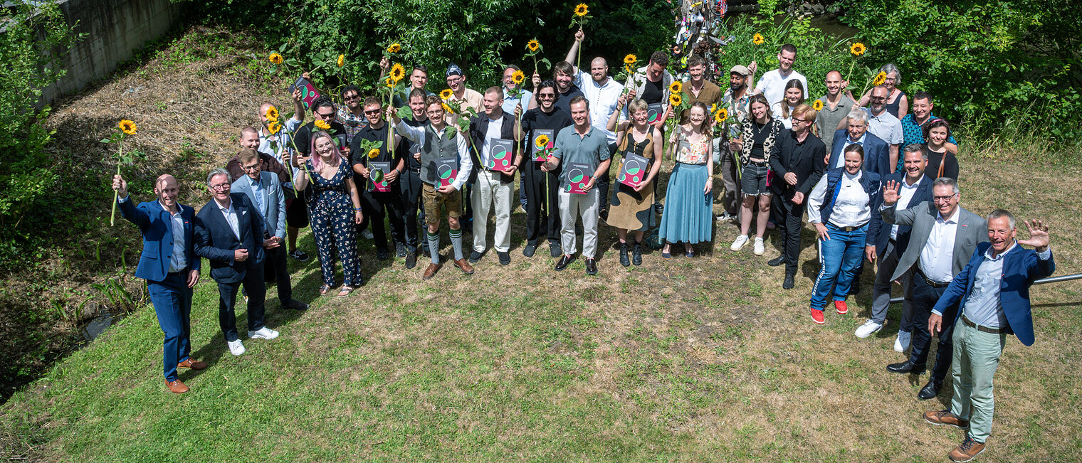 Examensfeier 2025. Alle Absolventen. Sonne, Sonnenblumen und das Examen in der Tasche - so sieht der ideale Sommertag auf Gut Rosenberg aus! Examensfeier 2025. Alle Absolventen. Sonne, Sonnenblumen und das Examen in der Tasche - so sieht der ideale Sommertag auf Gut Rosenberg aus!
