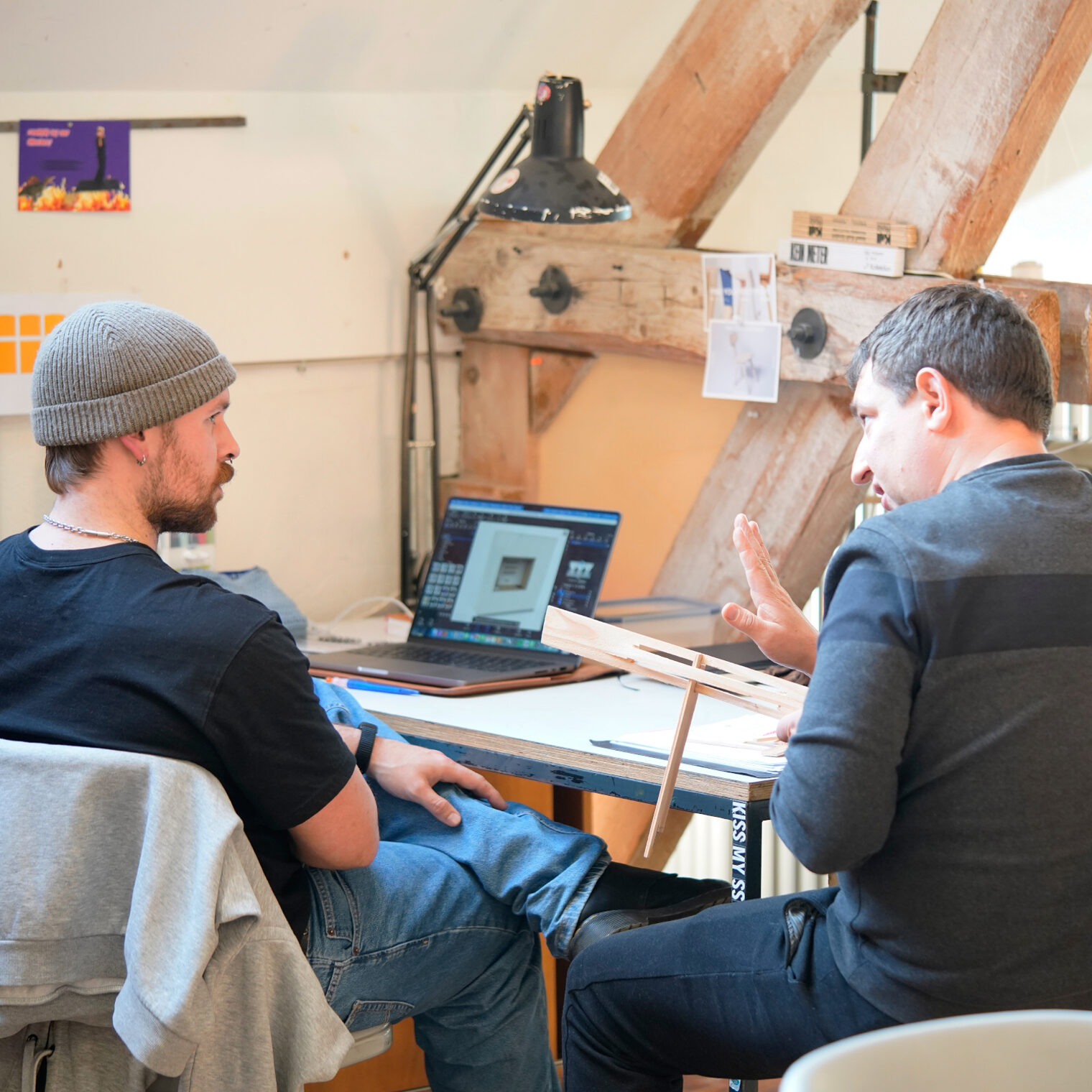 Student-Gut-Rosenberg-Akademie-fuer-Handwerksdesign-Gespraech